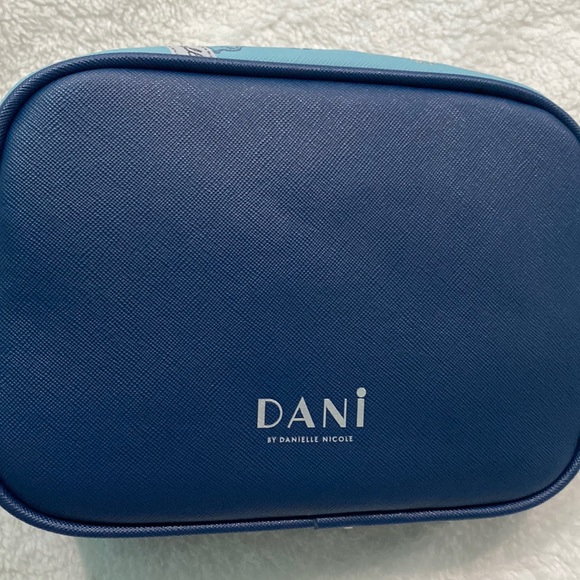 🆕Danielle Nicole Disney Cinderella Crossbody ,  blue - Picture 2 of 10